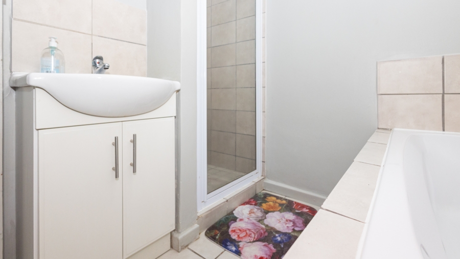 2 Bedroom Property for Sale in Schoongezicht Western Cape